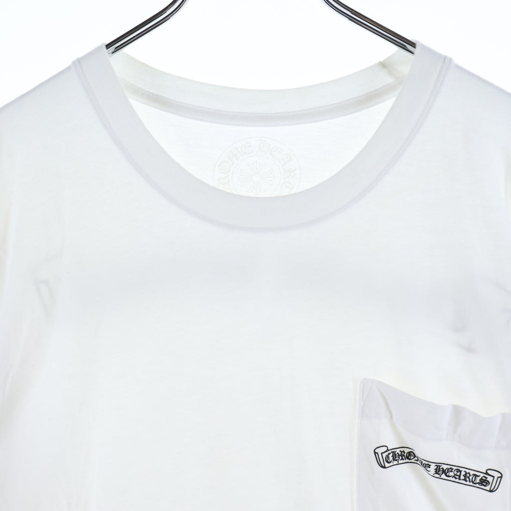 CHROME HEARTS(クロムハーツ) SCROLL LABEL S/S TEE スクロールラベル チェストポケット バックロゴプリント クルーネック半袖Tシャツ カットソー ホワイト
