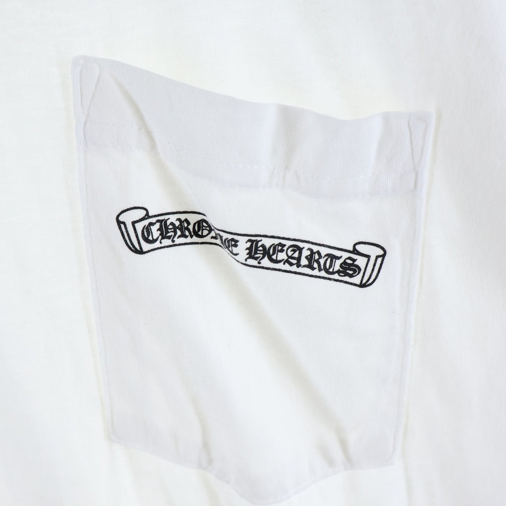 CHROME HEARTS(クロムハーツ) SCROLL LABEL S/S TEE スクロールラベル チェストポケット バックロゴプリント クルーネック半袖Tシャツ カットソー ホワイト