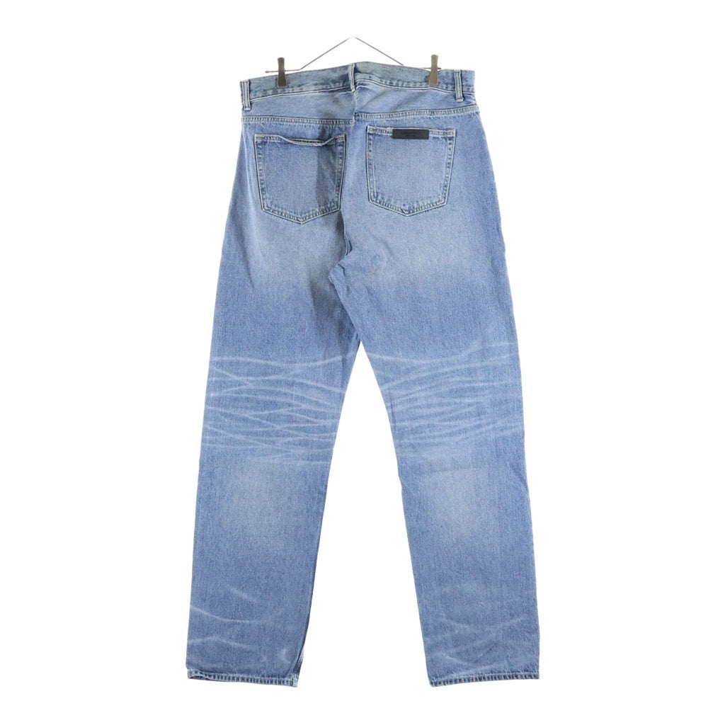 FEAR OF GOD ESSENTIALS(フィアオブゴッド エッセンシャルズ) DENIM PANTS ボタンフライ ストレート デニムパンツ ジーンズ インディゴ 130SU224140F