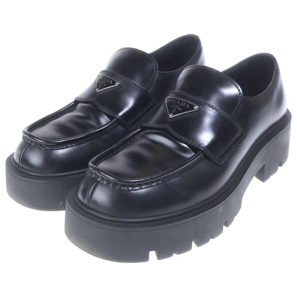 PRADA(プラダ) 三角プレート トライアングル ロゴ ブラッシュド レザー ローファー ブラック 2DG152