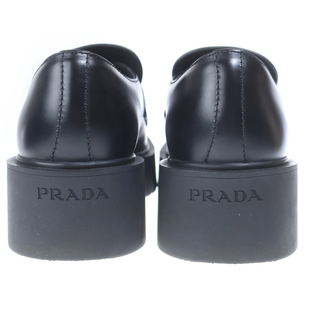 PRADA(プラダ) 三角プレート トライアングル ロゴ ブラッシュド レザー ローファー ブラック 2DG152