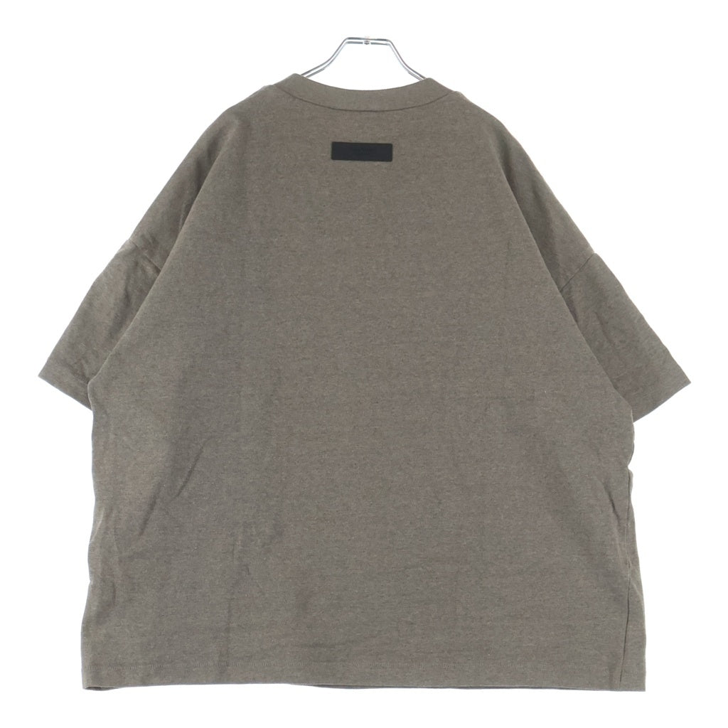 FEAR OF GOD ESSENTIALS(フィアオブゴッド エッセンシャルズ) フロント ラバーロゴ クルーネック 半袖 カットソー Tシャツ ブラウン