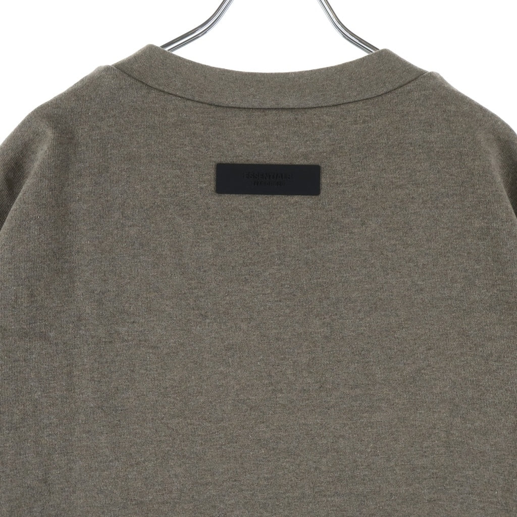FEAR OF GOD ESSENTIALS(フィアオブゴッド エッセンシャルズ) フロント ラバーロゴ クルーネック 半袖 カットソー Tシャツ ブラウン