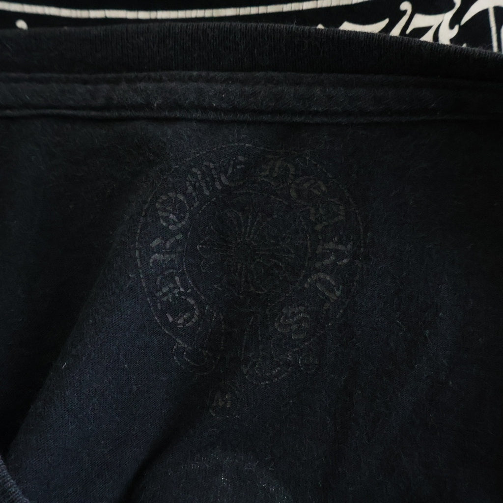 CHROME HEARTS(クロムハーツ) CH PLUS T-SHRT CHプラス バックスクロールプリント 半袖Tシャツ カットソー ブラック
