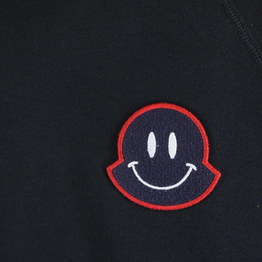 MONCLER(モンクレール) 17AW MAGLIA GIROCOLLO スマイル ワッペンロゴ スウェット トレーナー ブラック C20918037400 80984 C20918037400 80984