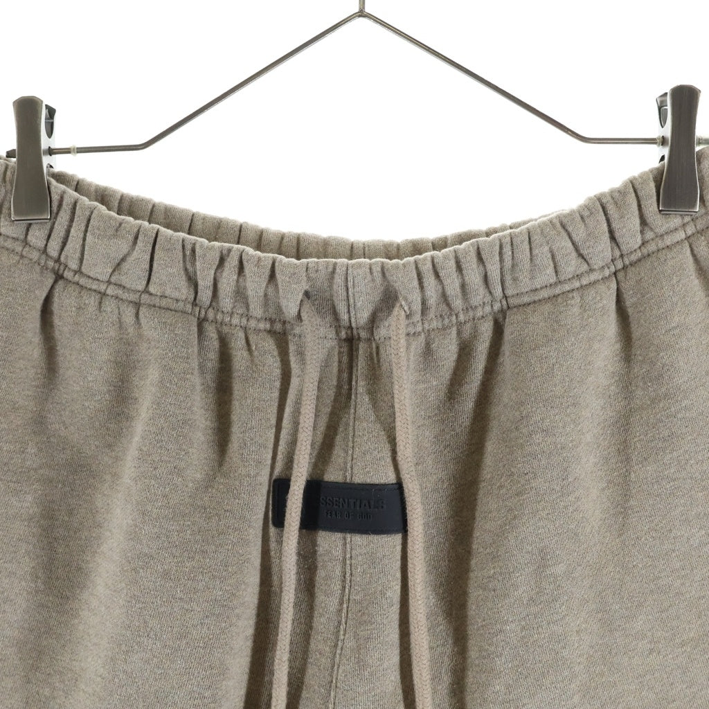 FEAR OF GOD ESSENTIALS(フィアオブゴッド エッセンシャルズ) ラバーロゴ スウェット ハーフパンツ ブラウン