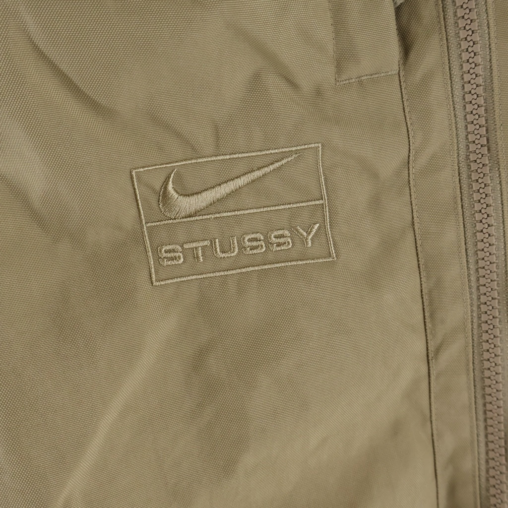 STUSSY(ステューシー) ×NIKE Utility Pant Pine Nut ロゴ 刺繍 ナイロン サイド ライン ジップ パンツ ベージュ