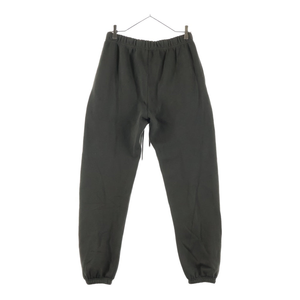 FEAR OF GOD ESSENTIALS(フィアオブゴッド エッセンシャルズ) ラバー ロゴ プリント スウェット パンツ カーキ