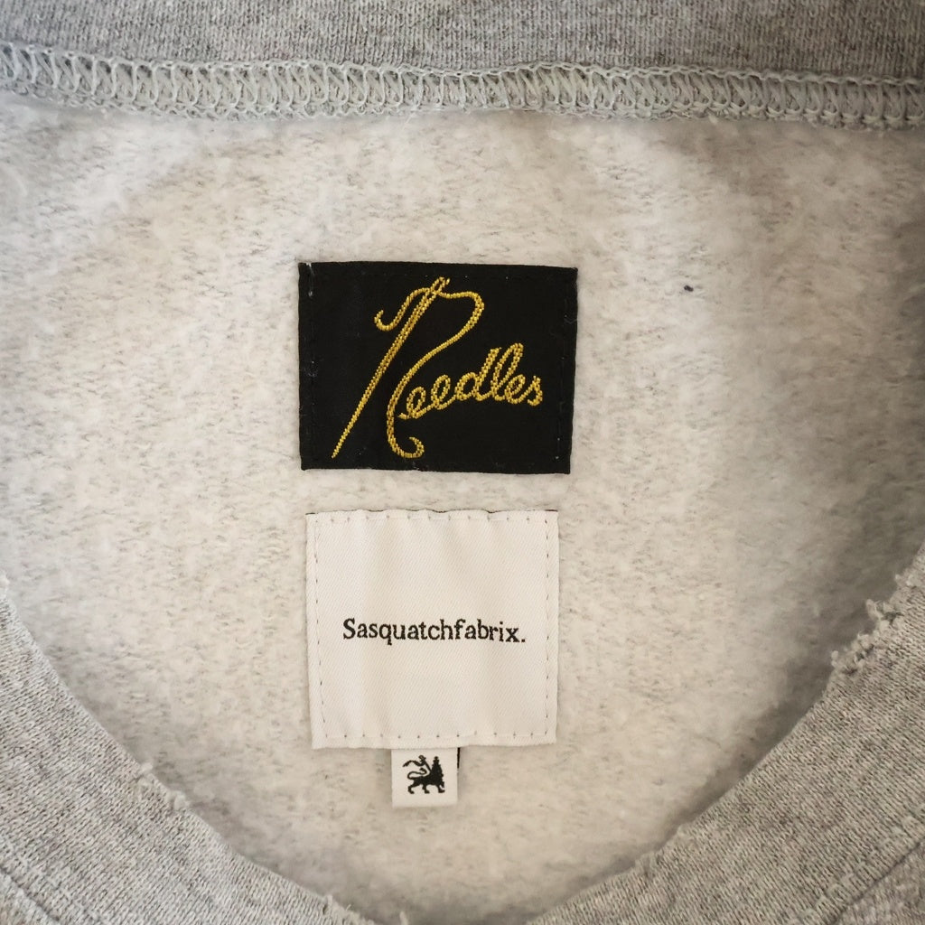 Needles(ニードルス) ×Sasquatchfabrix Savage Sweat Peace Loving Nation ×サスクワァッチファブリックス フロントプリントクルーネックスウェットシャツ グレー 24SS-CSL-070