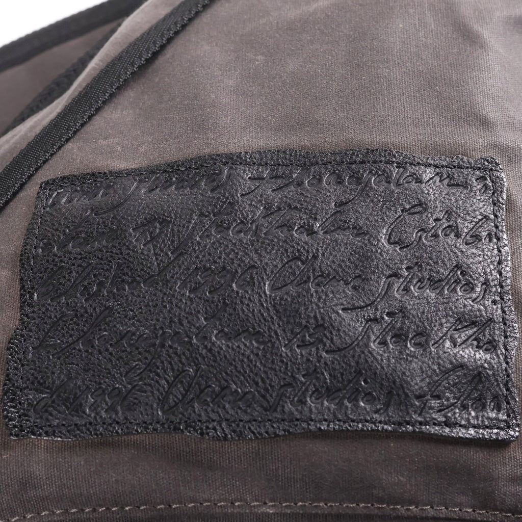 Acne Studios(アクネ ストゥディオズ) 23AW レザーパッチ スリングショルダーバッグ グレー FN-UX-BAGS000144