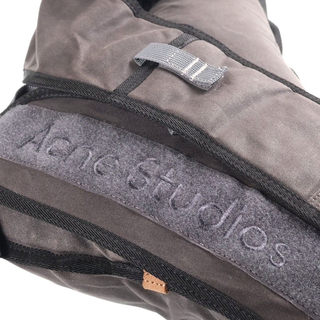 Acne Studios(アクネ ストゥディオズ) 23AW レザーパッチ スリングショルダーバッグ グレー FN-UX-BAGS000144