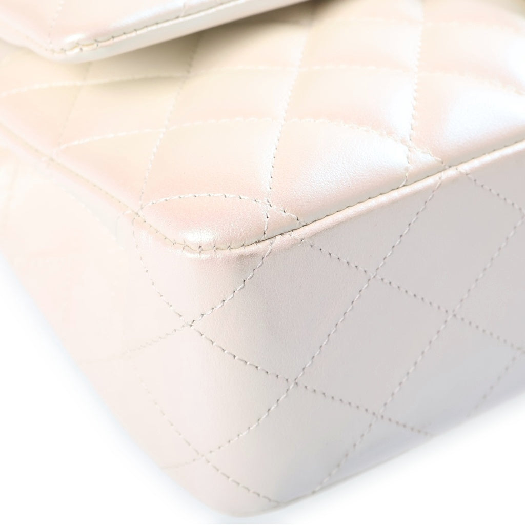 CHANEL(シャネル) マトラッセ25 ダブル フラップ チェーンショルダーバッグ ラムスキン レザー ゴールド金具 メタリックホワイト プレート レディース