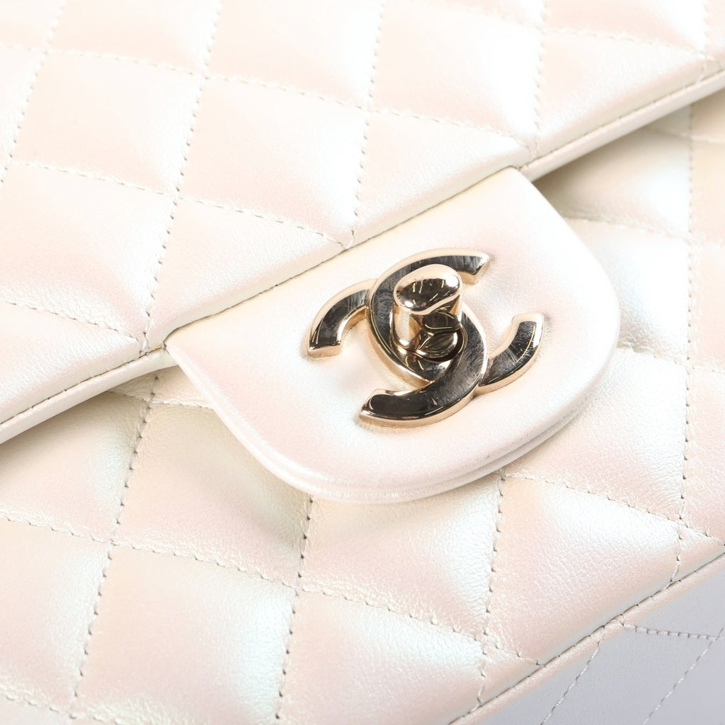 CHANEL(シャネル) マトラッセ25 ダブル フラップ チェーンショルダーバッグ ラムスキン レザー ゴールド金具 メタリックホワイト プレート レディース