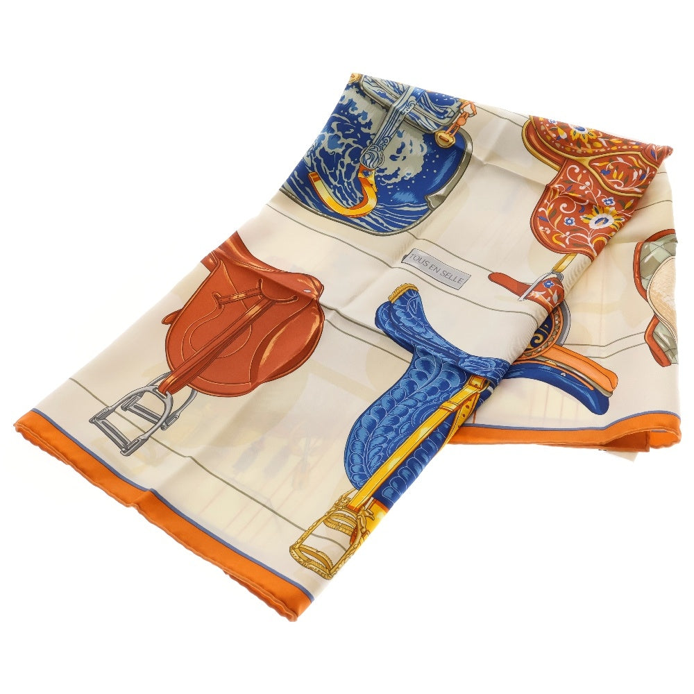 HERMES(エルメス) カレ90 TOUS EN SELLE すべては鞍の中に ホワイト オレンジ スカーフ