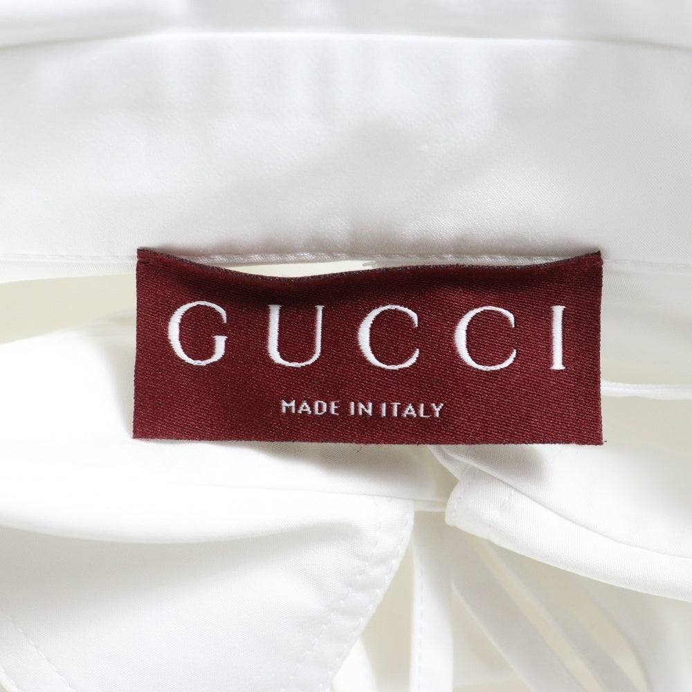 GUCCI(グッチ) 襟エンボスロゴ 変形 バックプリーツ ヘビーコットンポプリン リボン付き レギュラーカラー ロングスリーブ 長袖シャツ ホワイト レディース 785794