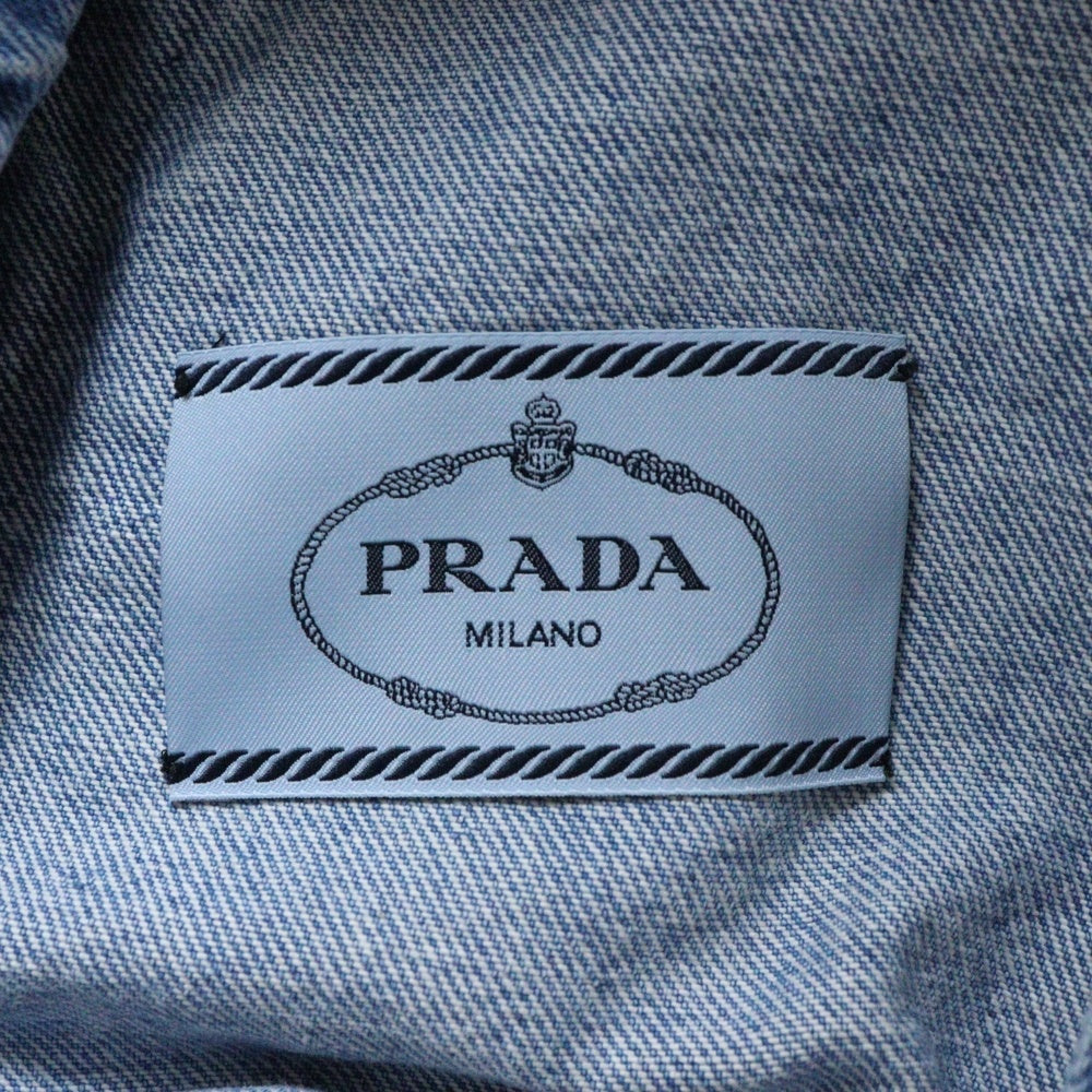 PRADA(プラダ) 23SS トライアングルロゴプレート ジップアップ デニム トラッカージャケット ゴールド金具 インディゴ GFB310