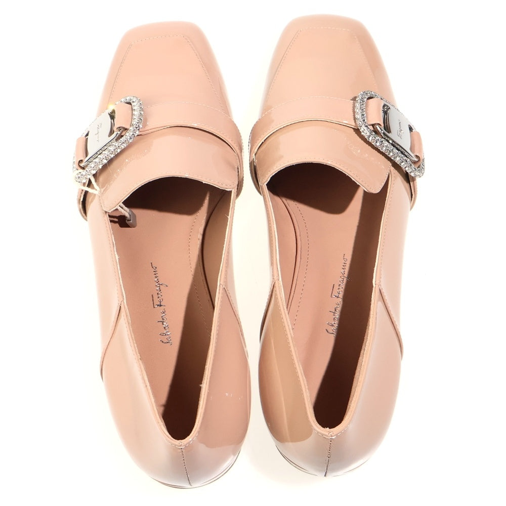 Salvatore Ferragamo(サルヴァトーレ フェラガモ) ロゴプレート ラインストーン パテントレザー ローカットシューズ ローファー ベージュ レディース