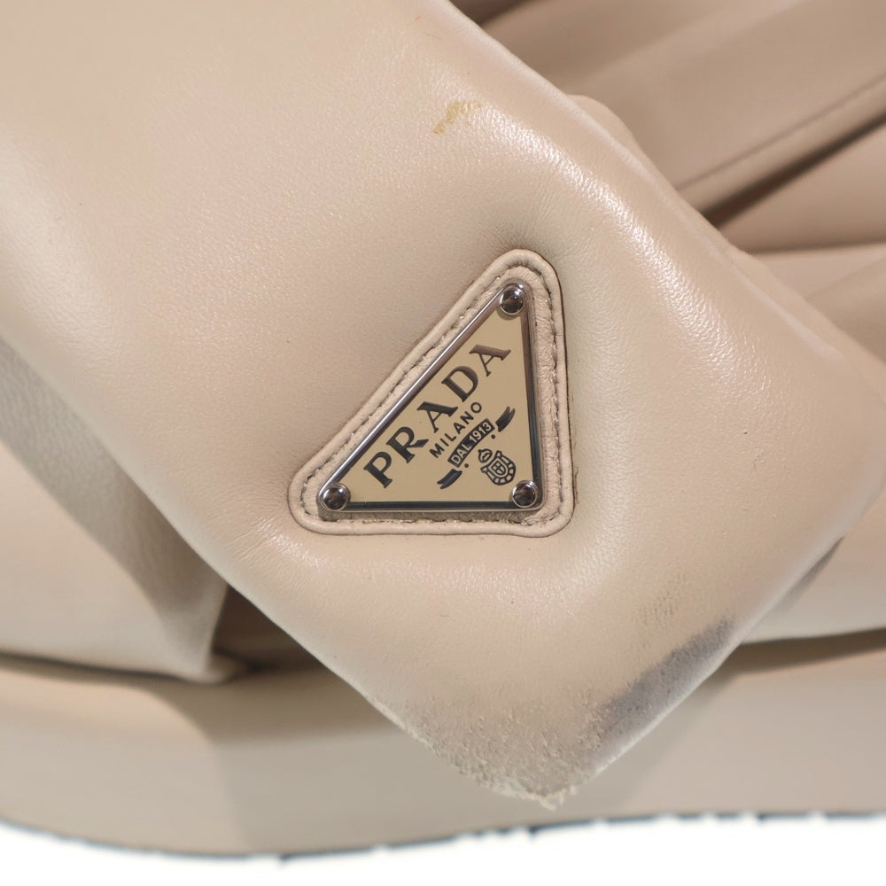 PRADA(プラダ) トライアングルロゴプレート パデット ナッパレザー フラットサンダル ベージュ レディース