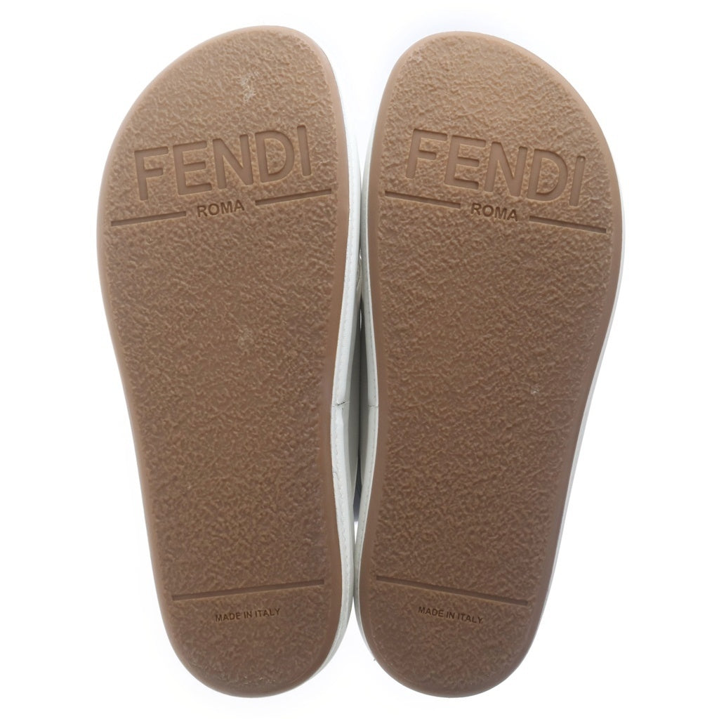 FENDI(フェンディ) メタルロゴ レザー フラットサンダル ホワイト レディース