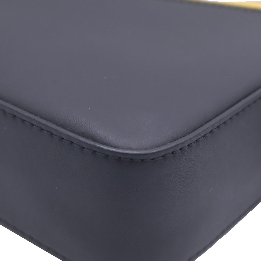 FENDI(フェンディ) ダイアゴナル ズッカ柄 PVC レザー カメラ ショルダーバッグ シルバー金具 ブラック 70M286 レディース