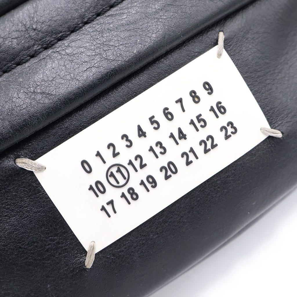 Maison Margiela(メゾンマルジェラ) ロゴ ウエストバッグ ボディバッグ ショルダーバッグ ブラック レザー S55WB0014 ゴールド金具 レディース