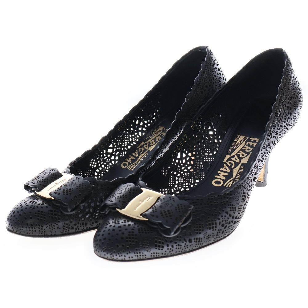 Salvatore Ferragamo(サルヴァトーレ フェラガモ) CARLA LC ヴィラ リボン ロゴプレート レース パンチングレザー パンプス ハイヒール シューズ ブラック/ゴールド レディース 70523
