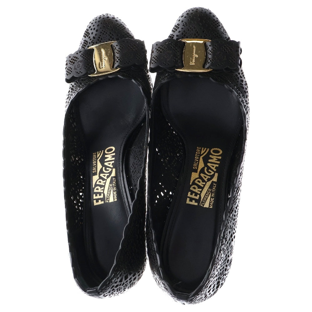 Salvatore Ferragamo(サルヴァトーレ フェラガモ) CARLA LC ヴィラ リボン ロゴプレート レース パンチングレザー パンプス ハイヒール シューズ ブラック/ゴールド レディース 70523
