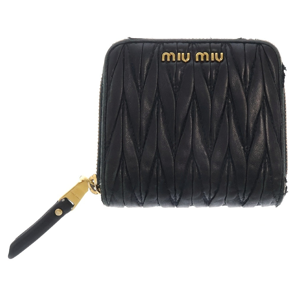 miumiu(ミュウミュウ) MATELASSE マテラッセ ロゴプレート コンパクトレザーウォレット 二つ折り財布 ブラック レディース 5ML522 N88