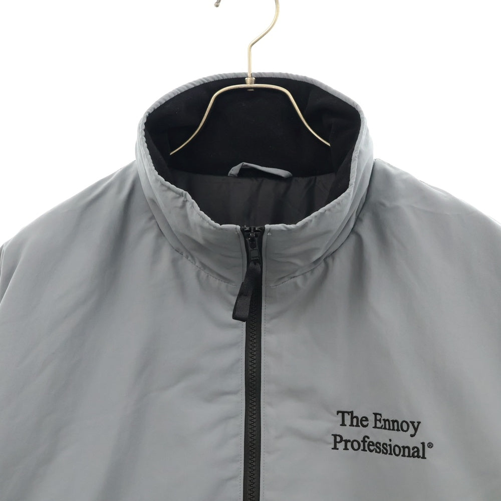 The Ennoy Professional(エンノイプロフェッショナル) 23AW×スタイリスト私物 Nylon Padded Jacket フロントロゴ刺繍 ナイロン ジップアップ パデッドジャケット グレー AW23BRENJK03LP