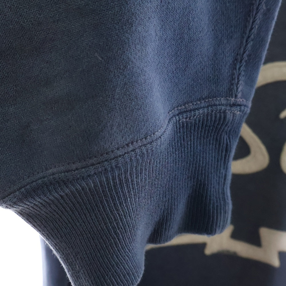 SAINT MICHAEL(セントマイケル) 25SS SAINT CRW-N SWEAT ヴィンテージ加工 フロントワッペンロゴ クルーネックスウェットトレーナー ブルー SM-HR8-0000-046