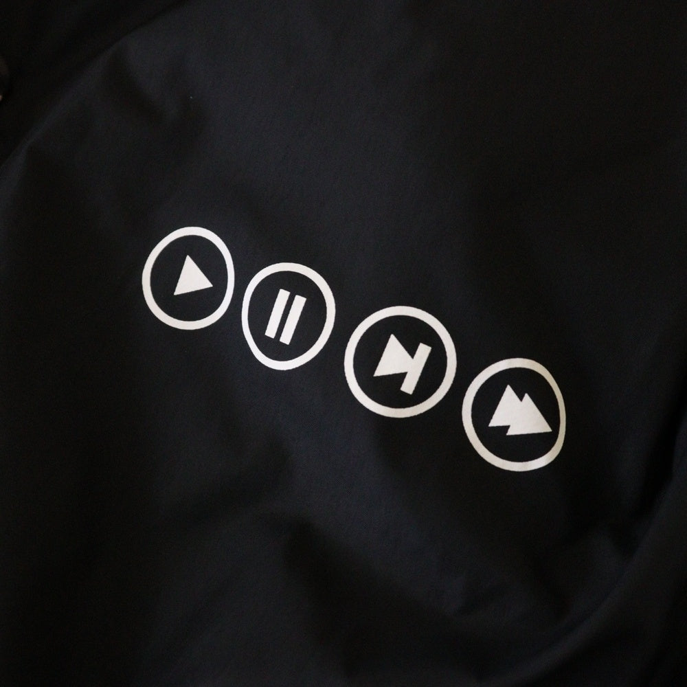 SEQUEL(シークエル) 22AW COACH JACKET ナイロン スピーカー ロゴプリント コーチジャケット ブルゾン ブラック SQ-22AW-JK-08