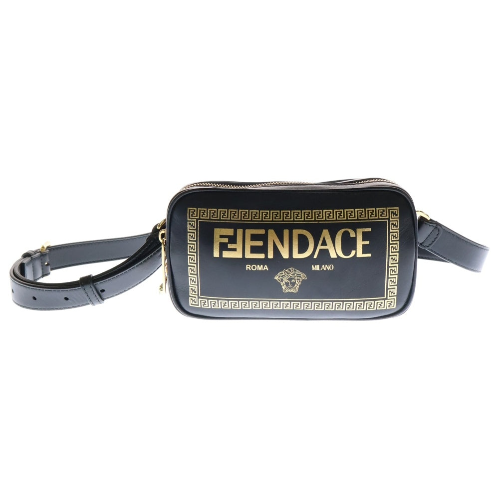 FENDI(フェンディ) × VERSACE FENDACE ヴェルサーチ フェンダーチェ ロゴスタンプ レザー ショルダーバッグ ブラック/ゴールド 7M0285