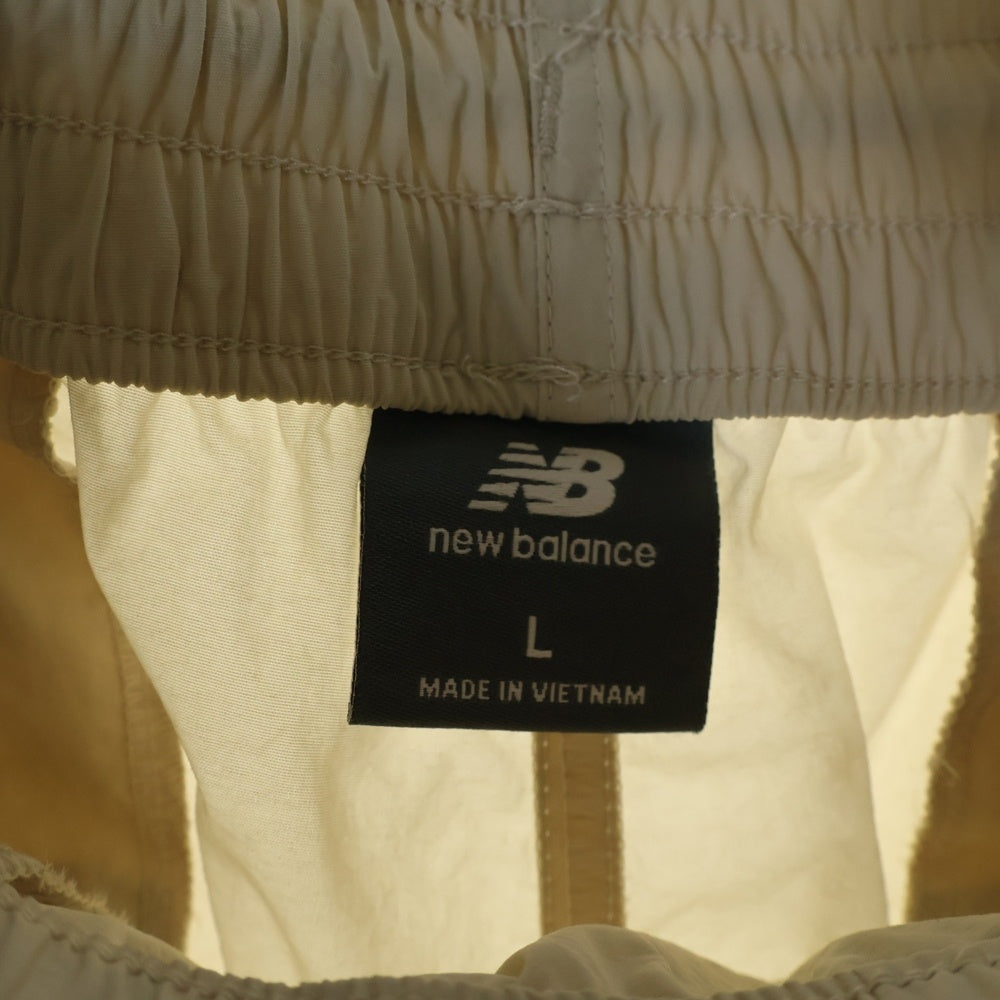 New Balance(ニューバランス) ロゴ刺繍 ドローコード ウーブンナイロン ロング パンツ アイボリー MP43730-TWF