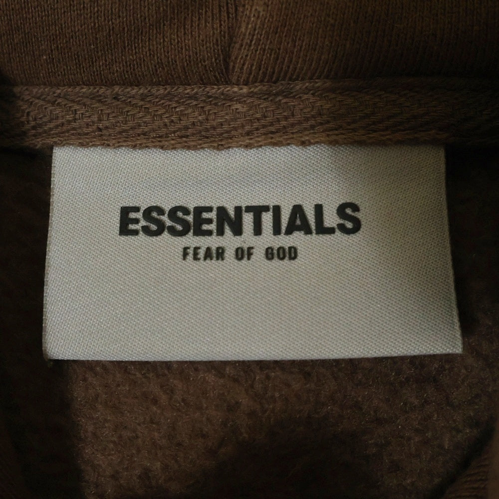 FEAR OF GOD ESSENTIALS(フィアオブゴッド エッセンシャルズ) FRONT LOGO HOODIE フロント ロゴ フーディー プルオーバースウェットパーカー ブラウン