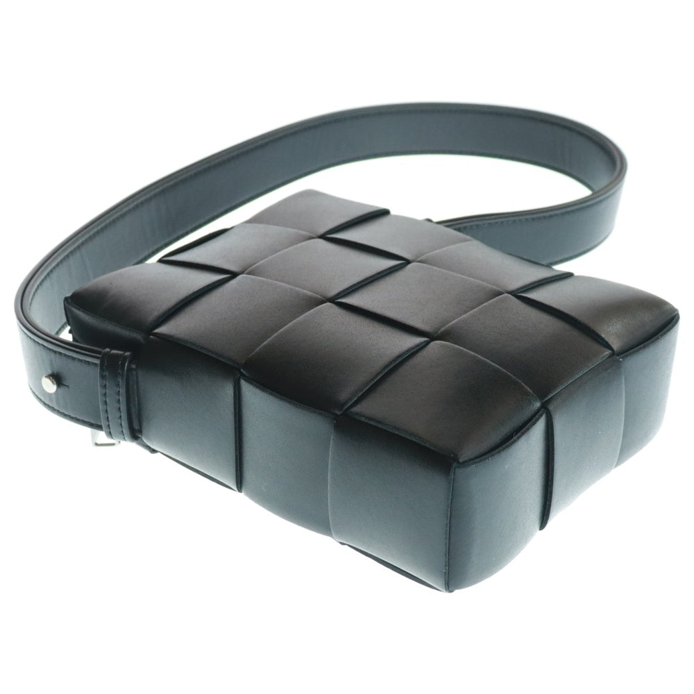BOTTEGA VENETA(ボッテガヴェネタ) CASSETTE カセット イントレチャート レザー ショルダーバッグ ブラック 765937