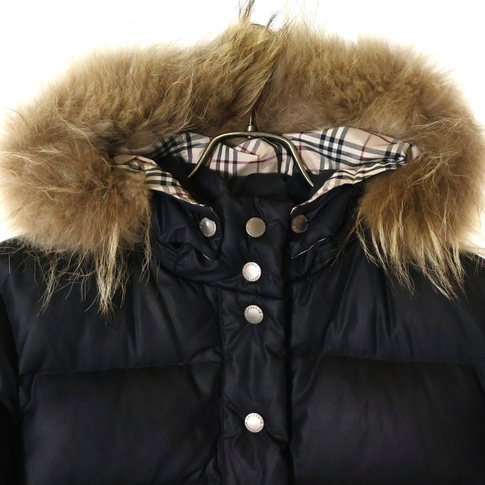 BURBERRY BLUE LABEL(バーバリーブルーレーベル) 裏地ノバチェック ラクーンファー ボタンダウン フーデット ダウンジャケット ブラック FCF25-528-09
