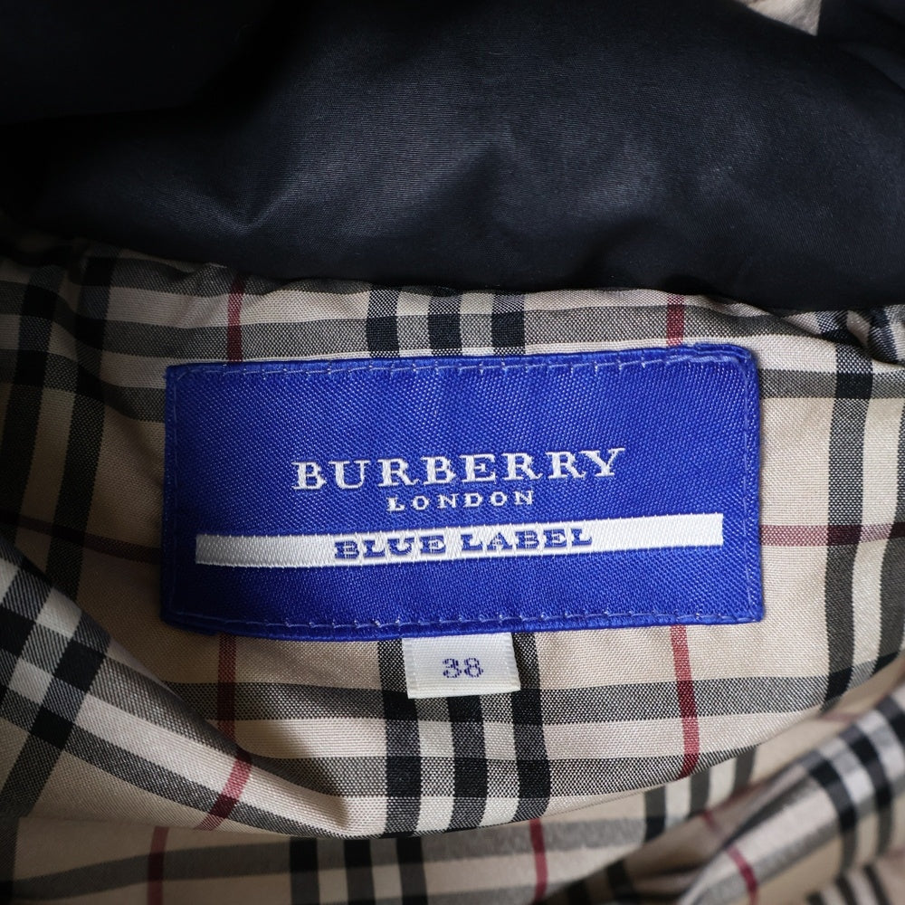 BURBERRY BLUE LABEL(バーバリーブルーレーベル) 裏地ノバチェック ラクーンファー ボタンダウン フーデット ダウンジャケット ブラック FCF25-528-09