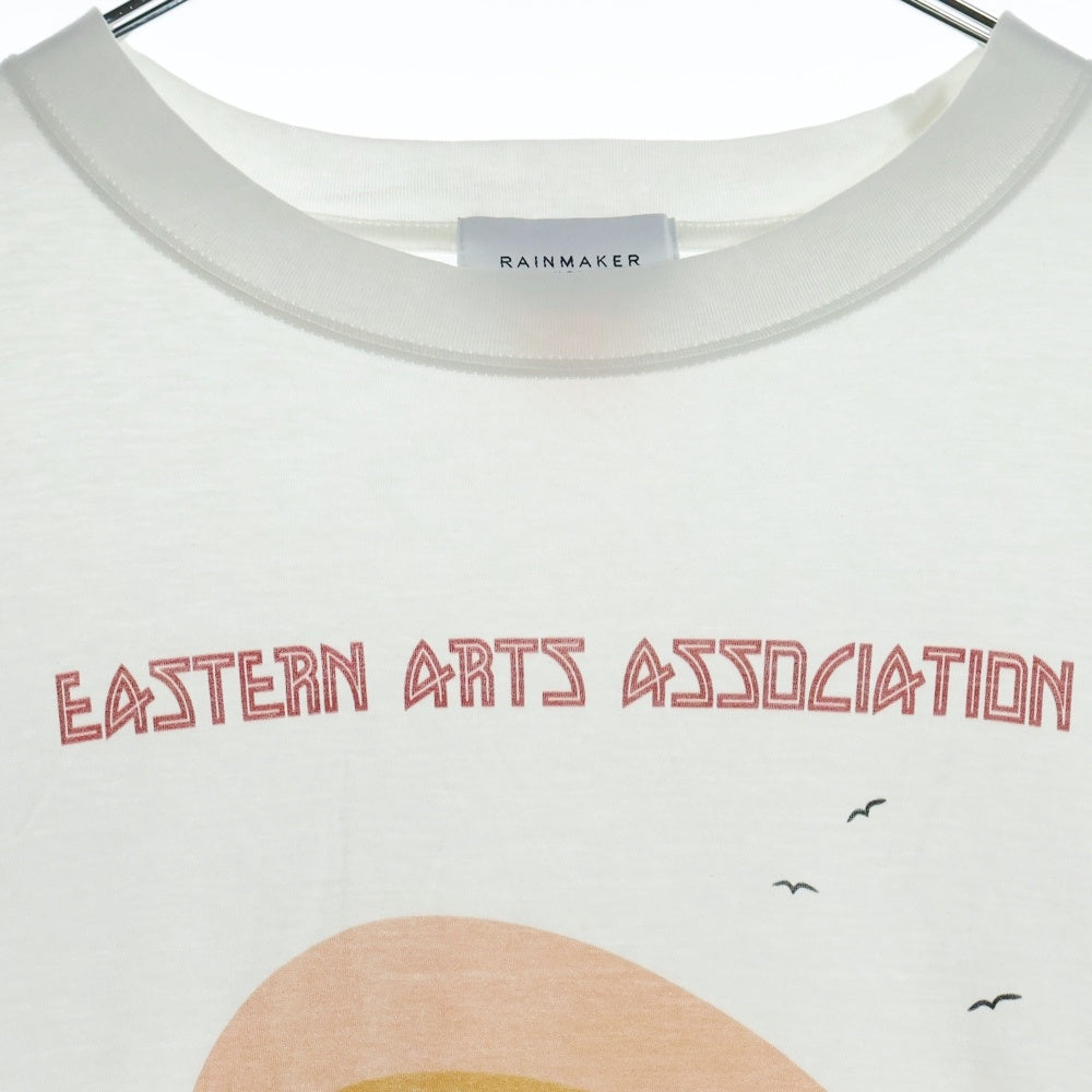 RAINMAKER(レインメーカー) EASTERN ARTS ASSOCIATION イースタン アート アソシエーション フロントプリント クルーネック 半袖Tシャツ カットソー ホワイト RM241-035