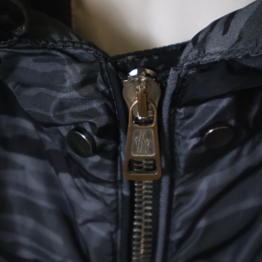 MONCLER(モンクレール) CEZANNE GIUBBOTTO セザンヌ カモ柄 フーデッド ナイロンジャケット ブラック/グレー 510914113935 53599