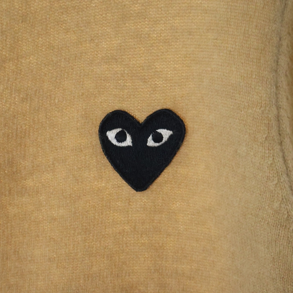 PLAY COMME des GARCONS(プレイコムデギャルソン) AD2021 ハートワッペン ワンポイント クルーネック ウール ニット カーディガン ベージュ AZ-N023