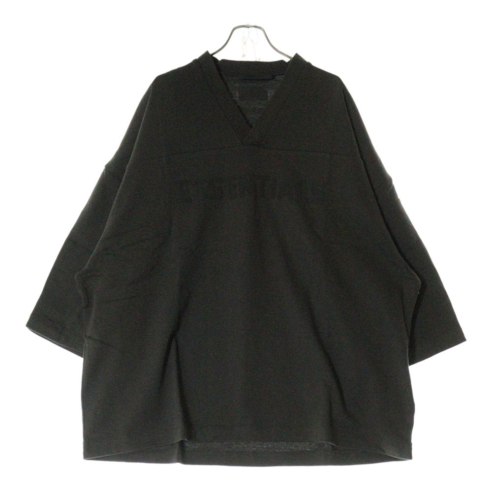 FEAR OF GOD ESSENTIALS(フィアオブゴッド エッセンシャルズ) FOOTBALL TEE フットボール フロントロゴ Vネック半袖Tシャツ カットソーカーキ