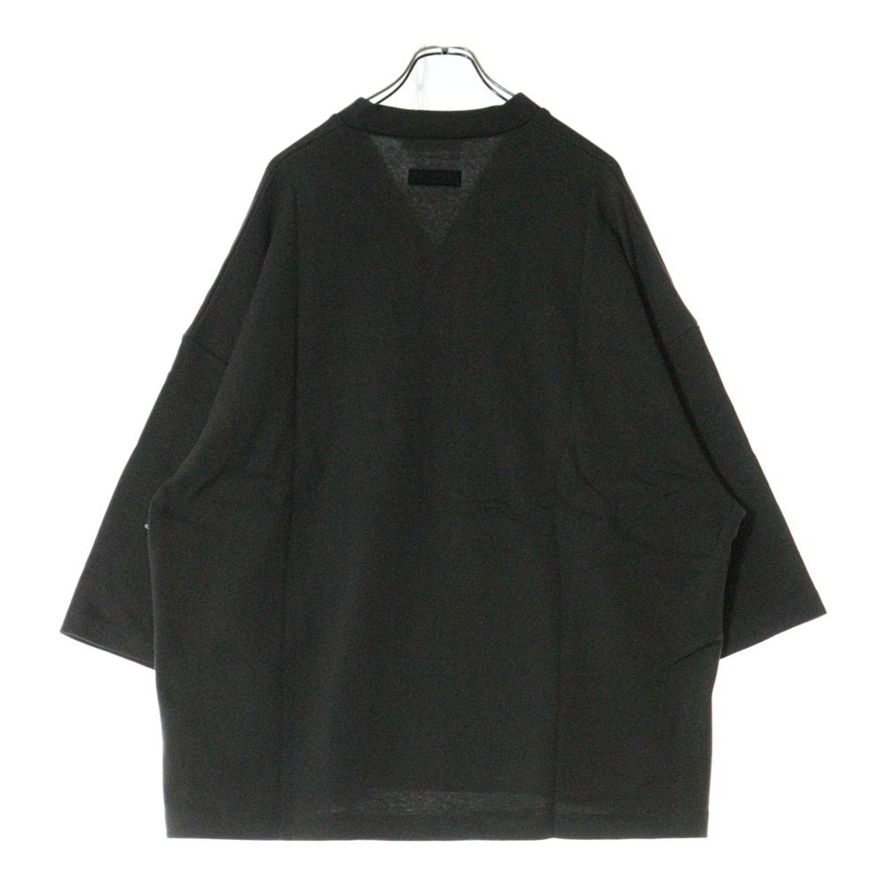 FEAR OF GOD ESSENTIALS(フィアオブゴッド エッセンシャルズ) FOOTBALL TEE フットボール フロントロゴ Vネック半袖Tシャツ カットソーカーキ