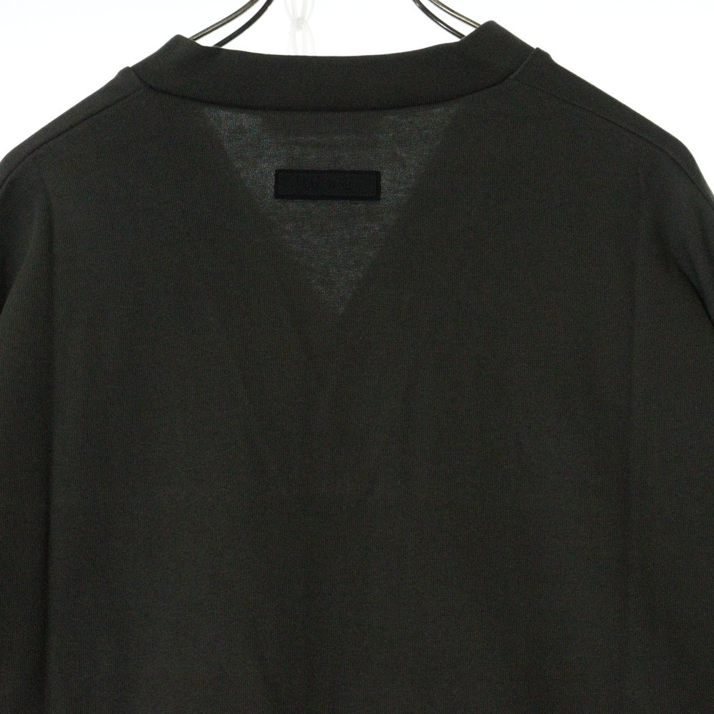 FEAR OF GOD ESSENTIALS(フィアオブゴッド エッセンシャルズ) FOOTBALL TEE フットボール フロントロゴ Vネック半袖Tシャツ カットソーカーキ