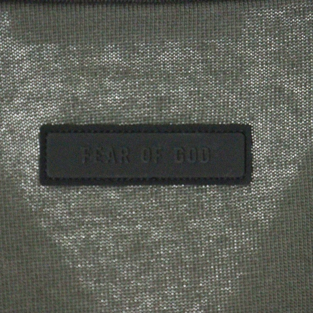 FEAR OF GOD ESSENTIALS(フィアオブゴッド エッセンシャルズ) FOOTBALL TEE フットボール フロントロゴ Vネック半袖Tシャツ カットソーカーキ