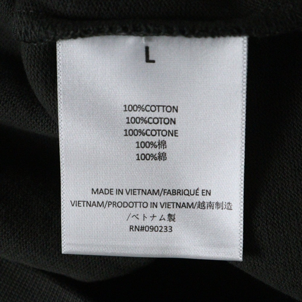 FEAR OF GOD ESSENTIALS(フィアオブゴッド エッセンシャルズ) FOOTBALL TEE フットボール フロントロゴ Vネック半袖Tシャツ カットソーカーキ