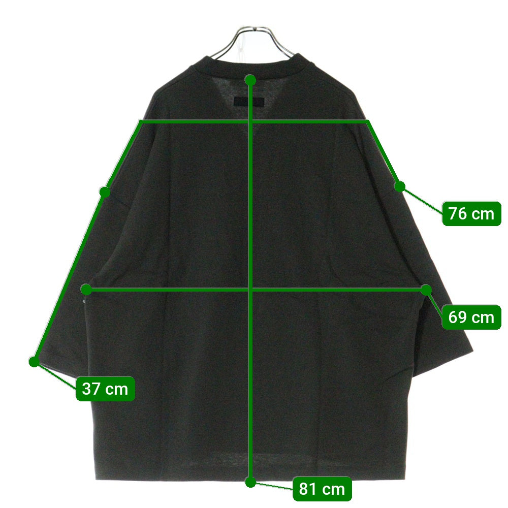 FEAR OF GOD ESSENTIALS(フィアオブゴッド エッセンシャルズ) FOOTBALL TEE フットボール フロントロゴ Vネック半袖Tシャツ カットソーカーキ