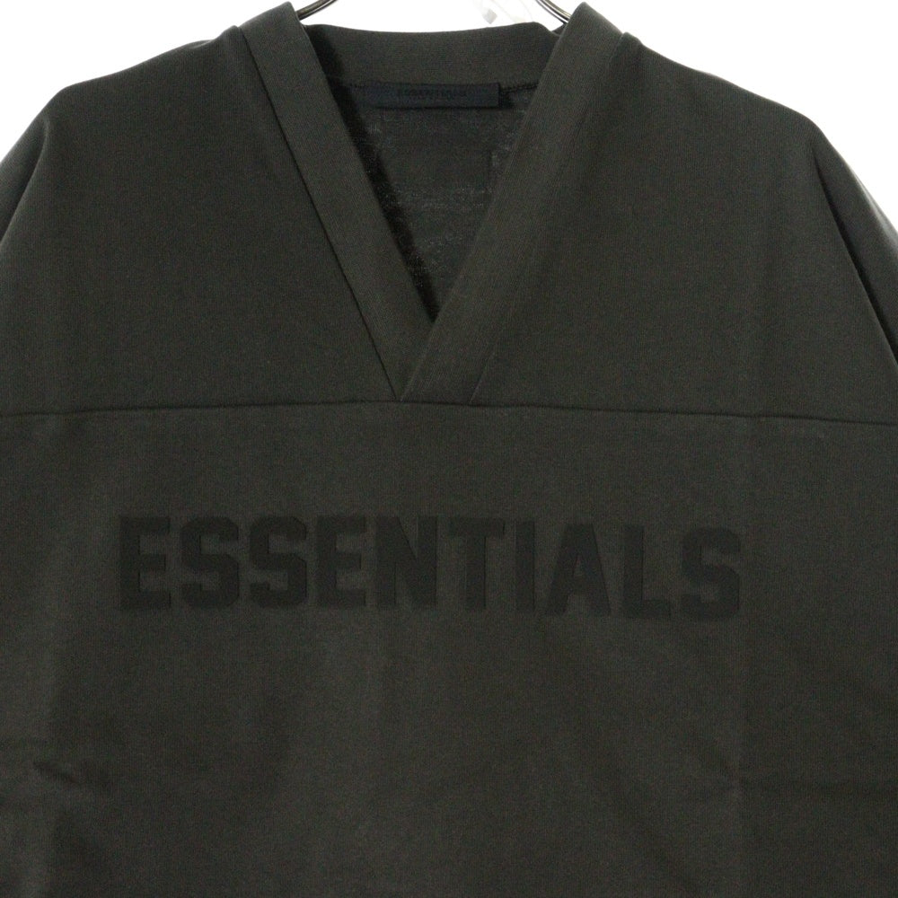 FEAR OF GOD ESSENTIALS(フィアオブゴッド エッセンシャルズ) FOOTBALL TEE フットボール フロントロゴ Vネック半袖Tシャツ カットソーカーキ