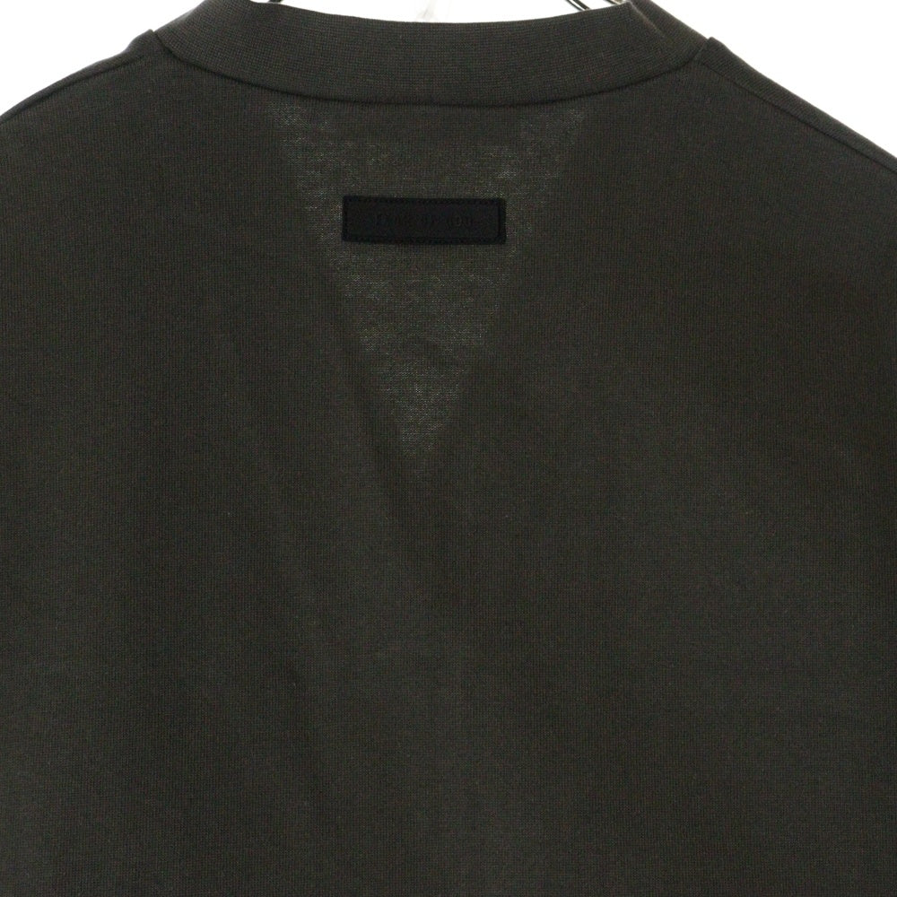 FEAR OF GOD ESSENTIALS(フィアオブゴッド エッセンシャルズ) FOOTBALL TEE フットボール フロントロゴ Vネック半袖Tシャツ カットソーカーキ