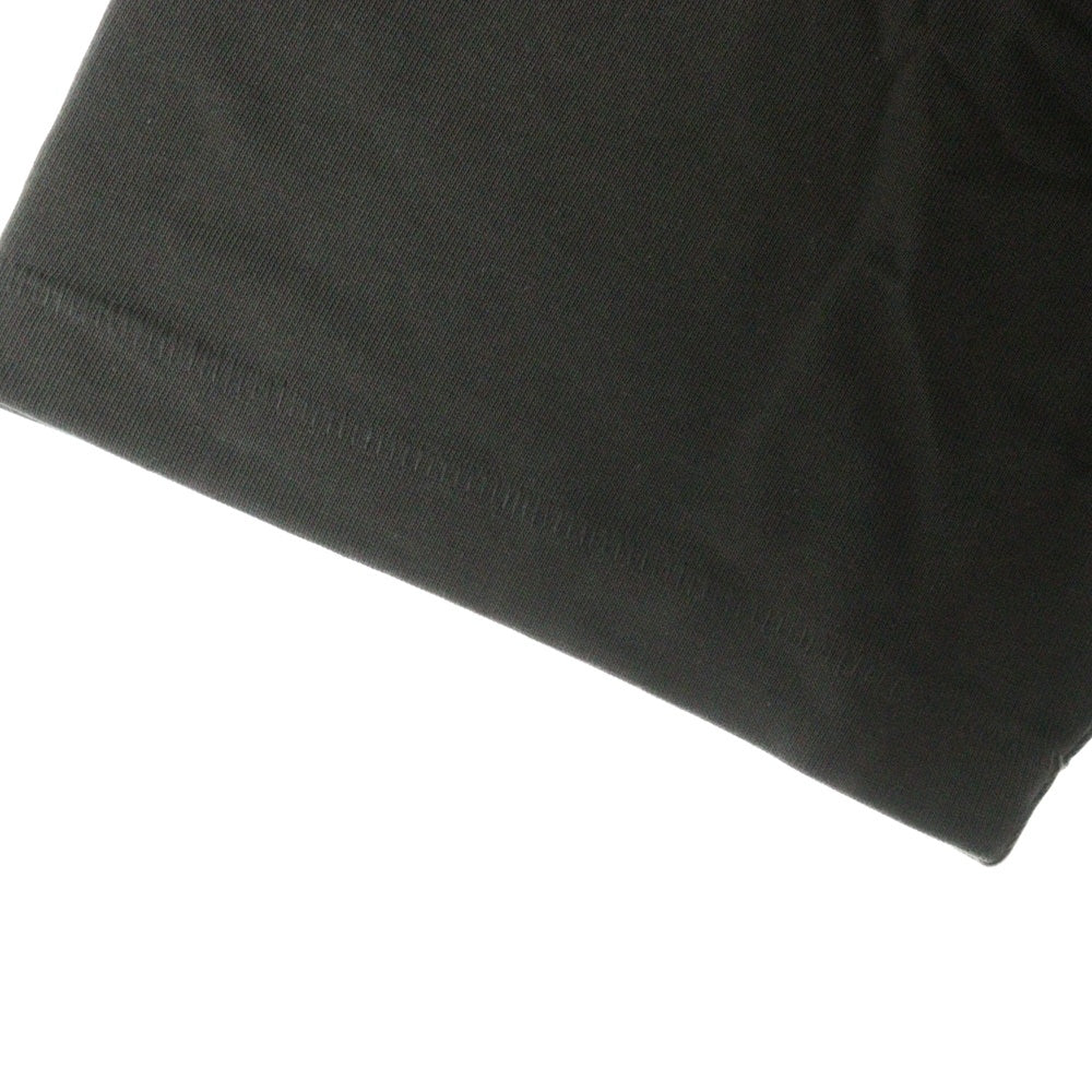 FEAR OF GOD ESSENTIALS(フィアオブゴッド エッセンシャルズ) FOOTBALL TEE フットボール フロントロゴ Vネック半袖Tシャツ カットソーカーキ