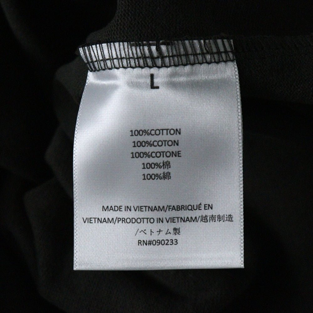 FEAR OF GOD ESSENTIALS(フィアオブゴッド エッセンシャルズ) FOOTBALL TEE フットボール フロントロゴ Vネック半袖Tシャツ カットソーカーキ